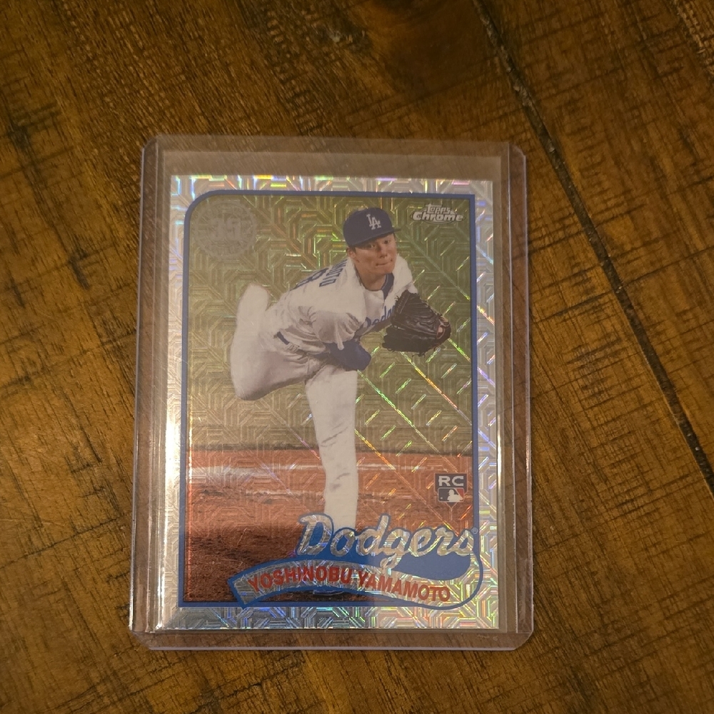 Yoshinobu Yamamoto Topps Chrome Rookie Card